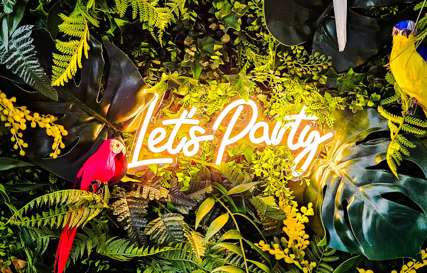 Tropical prom party decor